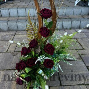 Ikebana čas večnosti - aranžmán v drevenom stojane s vínovými ružami