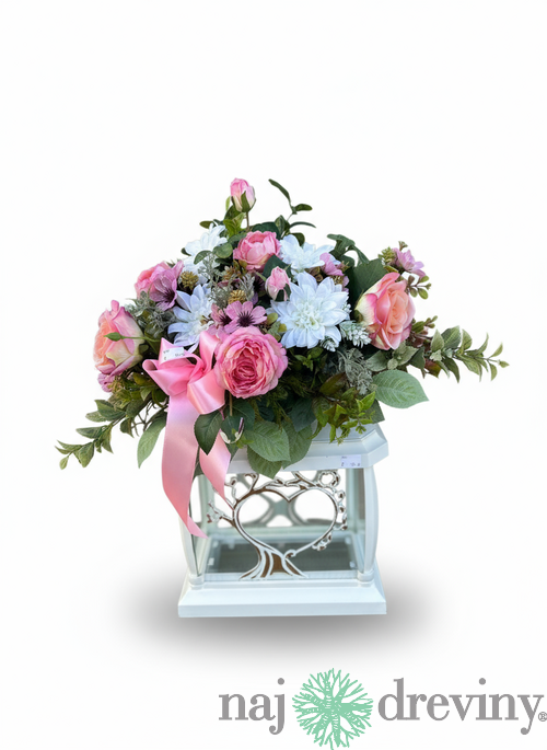 Ikebana na bielom svietniku