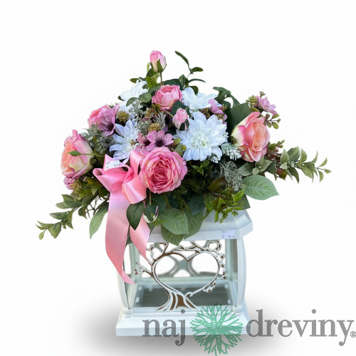 Ikebana na bielom svietniku