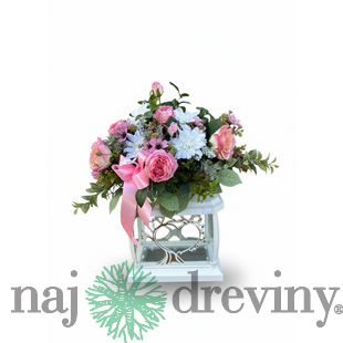 Ikebana na bielom svietniku