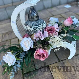 Ikebana s kahancom mesačné spomienky - polmesiac so svietnikom a kvetmi