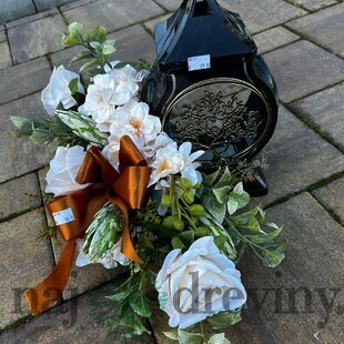 Ikebana s kahancom strom večnosti s bielymi kvetmi