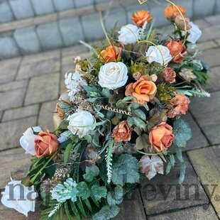 Ikebana svietiaca srdcia spomienok - aranžmán s ružami a zlatým srdcom
