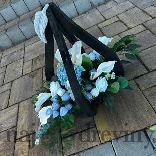 Pokojné nebo - ikebana v drevenom stojáne
