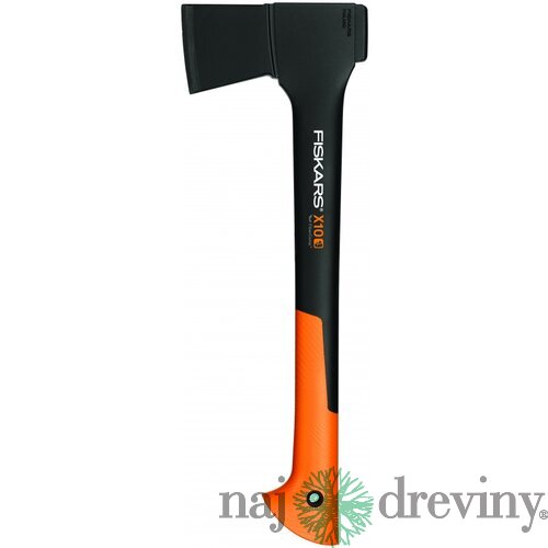 Sekera FISKARS X10 univerzálna pre chatárov 121443