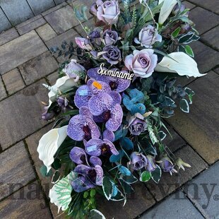 Spomienkové svietiace objatie - ikebana s orchideou a kalami