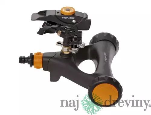 Zavlažovač FISKARS impulzný s kolieskami kovový 1023656